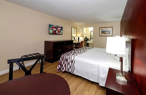 Ellenton Hotel | Pleasant Stay, Convenient Location! FREE Parking, Pet-friendly Property, Pool!