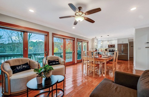 East Stroudsburg Cabin | Poconos Idyllic Lakefront House 12ppl Gameroom Hot Tub Firepit Sauna