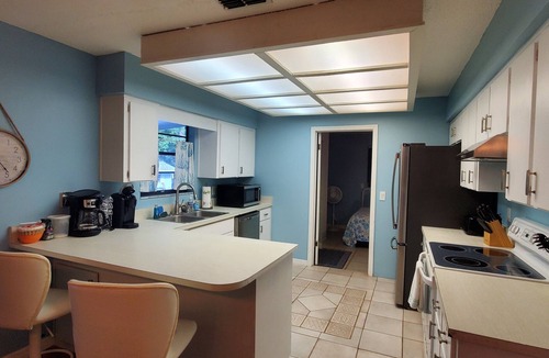 Florida Shores House | POOL. HOTTUB, GRILL,PETS F.YARD, New Smyrna Beach close.