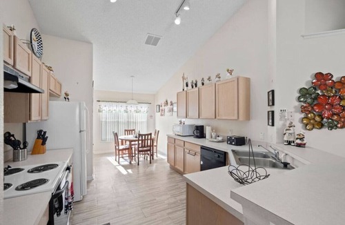 Eagle Pointe South House | Pool Oasis, 20 mins to Disney, Close to Shops
