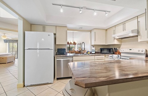 Sarasota Villa | Pool, Pickle Ball, Tennis, Minutes to Beaches