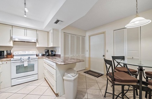Sarasota Villa | Pool, Pickle Ball, Tennis, Minutes to Beaches