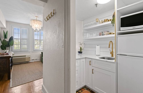 Palm Beach Condo | Pool/StepsToBeach/Dining Delight 1br