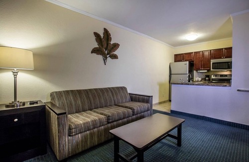 Rocky Point Condo | Pool View in Tampa Bay
