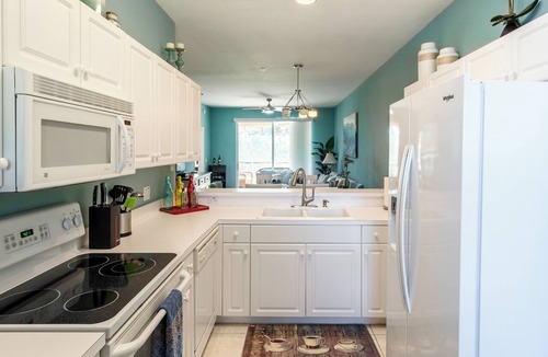 Naples Condo | Pools, Hot Tub, Screened Patio with View & May-October Reciprocal Golf Access!