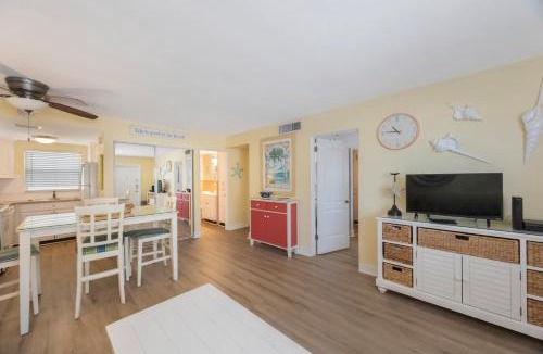 Madeira Beach Apartment | Poolside 2nd Floor 2b 2b - Surf Song #225