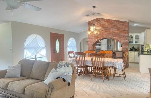 Ocklawaha House | Poolside Family Retreat-Near the Springs!