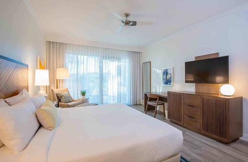 Marathon Hotel | Poolside Room w/Spa & Tiki Beach | No Hidden Fee