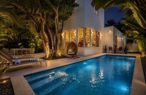 Northeast Coconut Grove House | Pop Art Paradise Coconut Grove Pool Villa