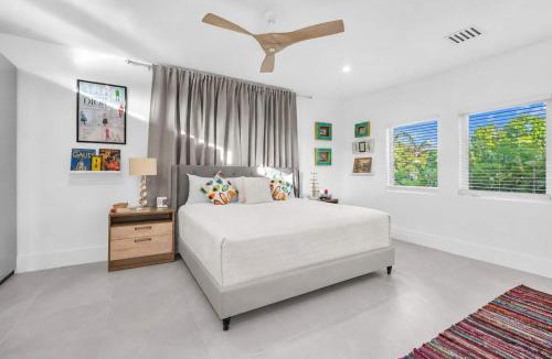 Northeast Coconut Grove House | Pop Art Paradise Coconut Grove Pool Villa