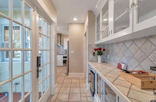 Historic Old Northeast Bed & Breakfast | Poplar Room at ONE Inn, Cozy, steps to Downtown St. Pete: Ideal for all guests