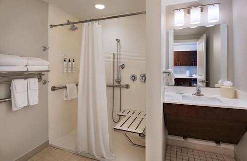 Macon Hotel | Practical Suite w/Kitchen + Pool Access | Near Tattnall Square Park - 1.9 miles