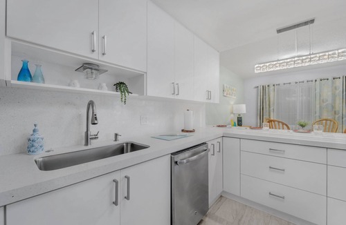Caloosahatchee Condo | Premier Waterfront Cape Coral Escape-Refreshing Pool & Sunset Views