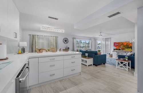Caloosahatchee Condo | Premier Waterfront Cape Coral Escape-Refreshing Pool & Sunset Views