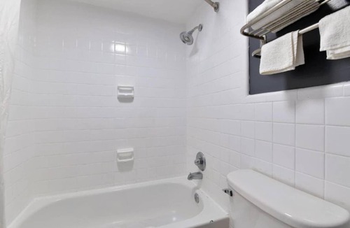Lake Park Apartment | Premium King Bed|Lake Park GA