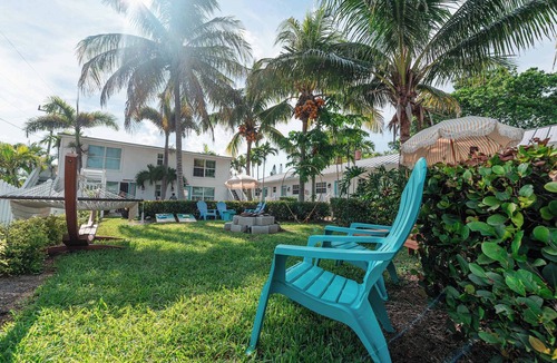 Fort Pierce Shores House | Premium Queen Coastal Kitchen Suite