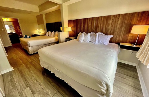 Florida Center Resort | Premium Universal Studios King Bed Resort Studio Free Parking Kitchenette Pool