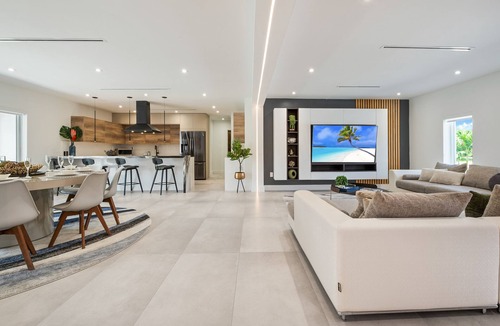 West Perrine House | Premium Villa w/Resort Pool, Golf, BBQ & BB Court