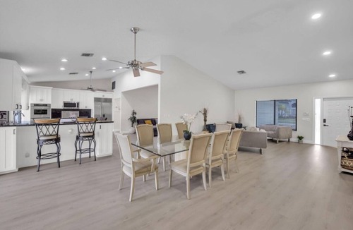 Boca Raton House | Prestigious neighborhood, family living with space for your family and friend.