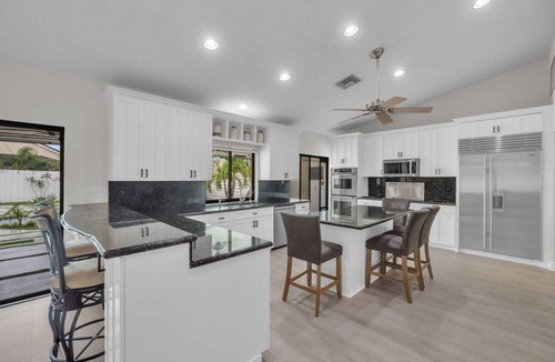 Boca Raton House | Prestigious neighborhood, family living with space for your family and friend.
