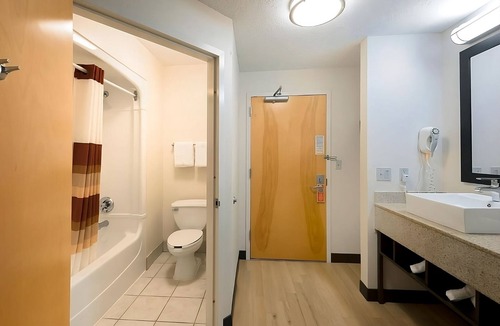 East Garden City House | Prime Location! Minutes to The Gallery at Westbury Plaza, Pet Friendly Property!