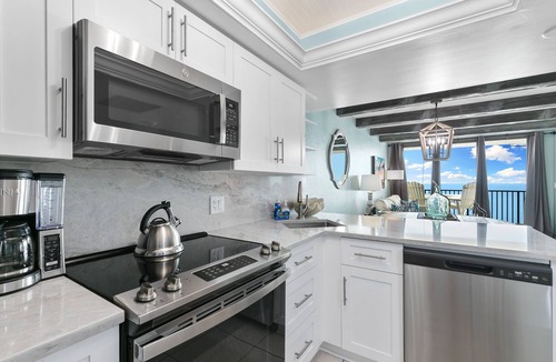 Marco Island Condo | Pristine Cozy Beachfront Penthouse Condo SW1702: Full Reno