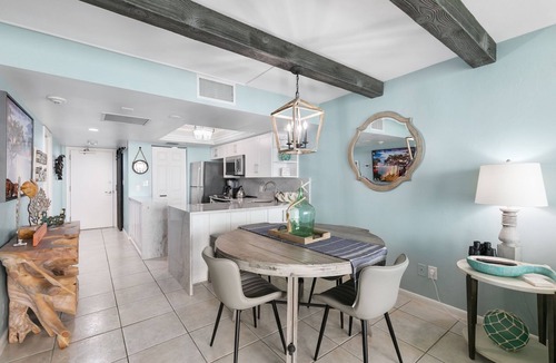 Marco Island Condo | Pristine Cozy Beachfront Penthouse Condo SW1702: Full Reno