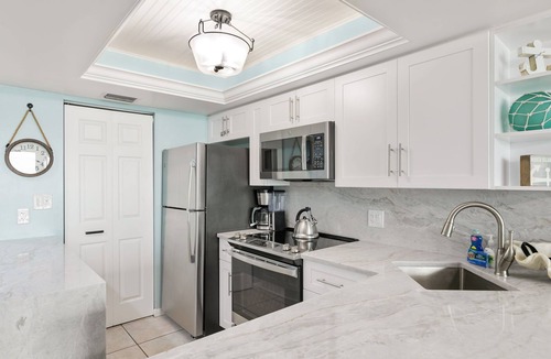 Marco Island Condo | Pristine Cozy Beachfront Penthouse Condo SW1702: Full Reno