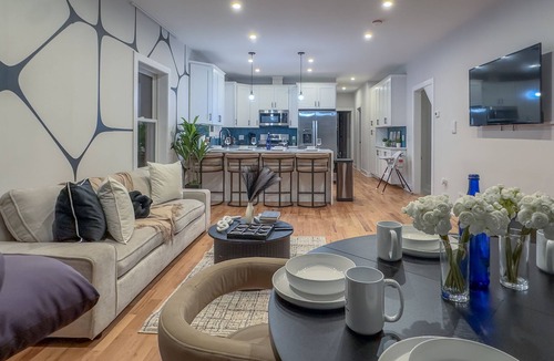 Harrison Apartment | Pristine House, Sleep 21, Park 2 cars FREE, 20%OFF