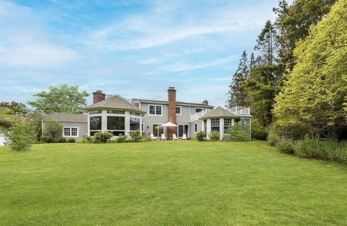 Pantigo Road Historic District House | pristine neighborhood: walking distance to town as well as the beach