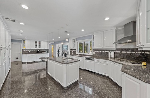 Cresskill House | Private 1-Acre Luxury Estate with Pool 5BR 20 Min to Manhattan & NYC