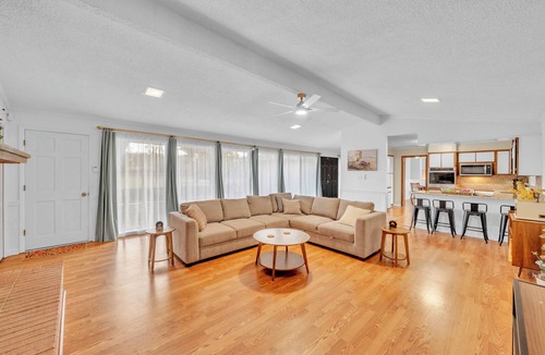 East Dublin House | Private 12 Acre Waterfront Retreat 4 Kings ADA Gym Game Room Sleeps up to 18