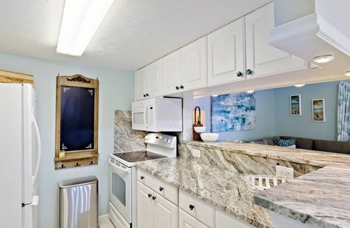 Bayview Condo | Private Beach, 2 Pools & Hot Tub