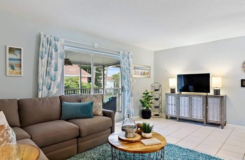 Bayview Condo | Private Beach, 2 Pools & Hot Tub