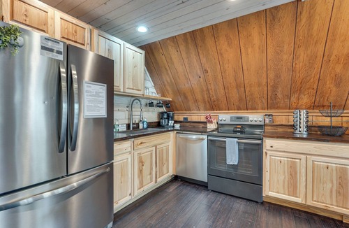 Milledgeville Cabin | Private Beach & Dock! Cozy Lake Sinclair Cabin