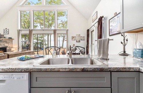 Arcadia House | 🌅 Private Beach + Lake Views Pet-Friendly Chalet ➠ 18396
