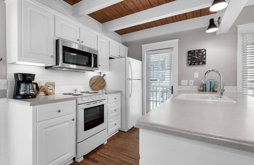 Rosemary Beach Cottage | PRIVATE BEACH/POOL ACCESS-Cozy Getaway-One minute to the Beach! 2bikes