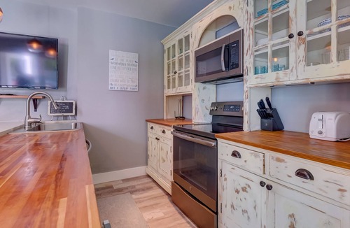 Bayshore Cottage | Private & Charming Cottage 2 bedrooms in Miami Beach