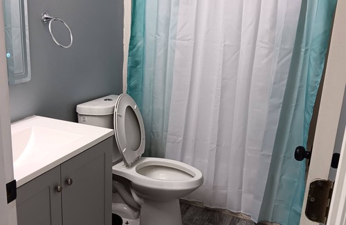 Jacksonville Bed & Breakfast | Private Cozy Comfortable Guest Room in pool home.