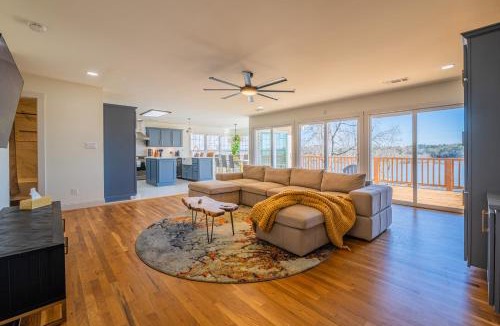 Eufaula House | Private Dock & Hot Tub: Lakefront Eufaula Escape