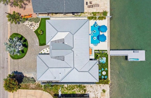 St. Petersburg - Clearwater House | Private Dock Pool Hottub Puttputt Games