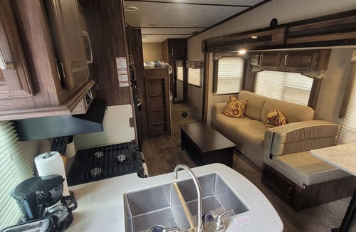 Wright House | Private Family Creekside RV Site+15 Min drive to Beach. Fenced Parking Lot