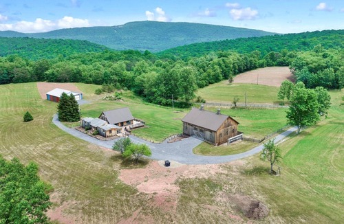 Robertsdale Cabin | Private Farm Setting w/7-bedroom cabin & pond, Plus 3 acres of yard space