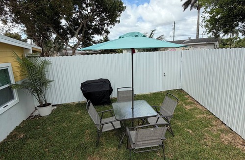 Homestead House | Private Guest house: Fenced Patio & Free Parking – Cozy & Peaceful