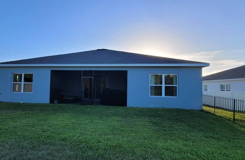Vero Beach House | Private guest room in a shared house 10 minutes form the beach!