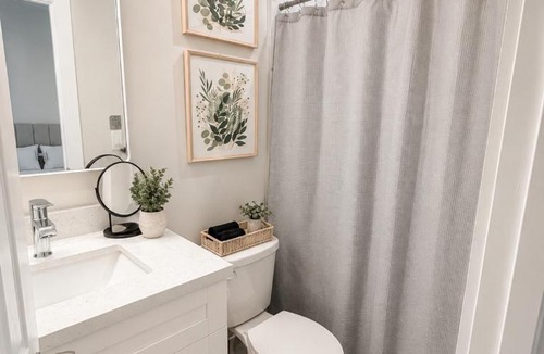 West Park Apartment | private guest suit with free parking