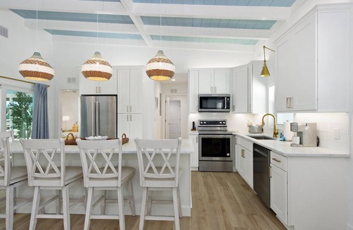 Mid Island House | ☀️Private Heated Pool, Pet Friendly, Bay Front-Sunny Side Up☀️