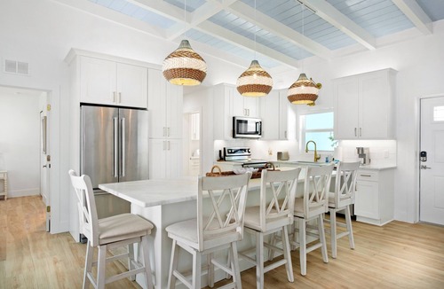 Mid Island House | ☀️Private Heated Pool, Pet Friendly, Bay Front-Sunny Side Up☀️
