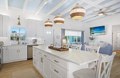 Mid Island House | ☀️Private Heated Pool, Pet Friendly, Bay Front-Sunny Side Up☀️