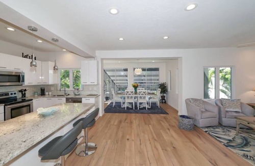 Saint Armands Key House | Private Heated Pool & Hot Tub Near St. Armands Close to the Beach